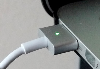 Groen led lampje opladen macbook adapter